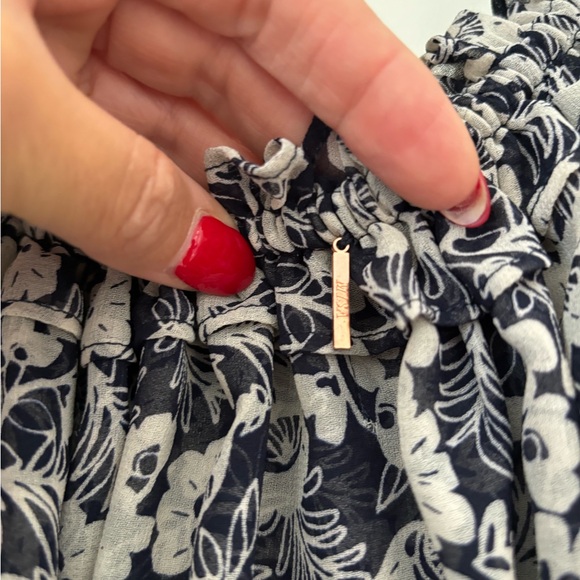 MISA Off the Shoulder Blouse - Picture 6 of 6